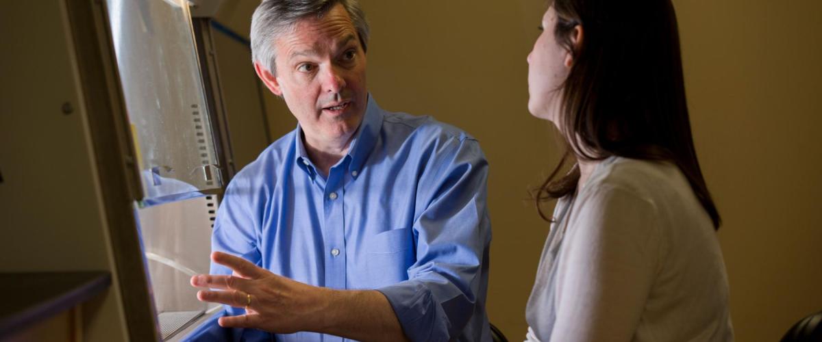 Profeesor speaking to student in the lab